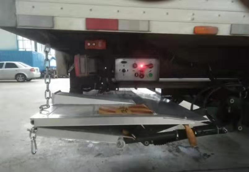 滑動折疊式汽(qì)車尾闆