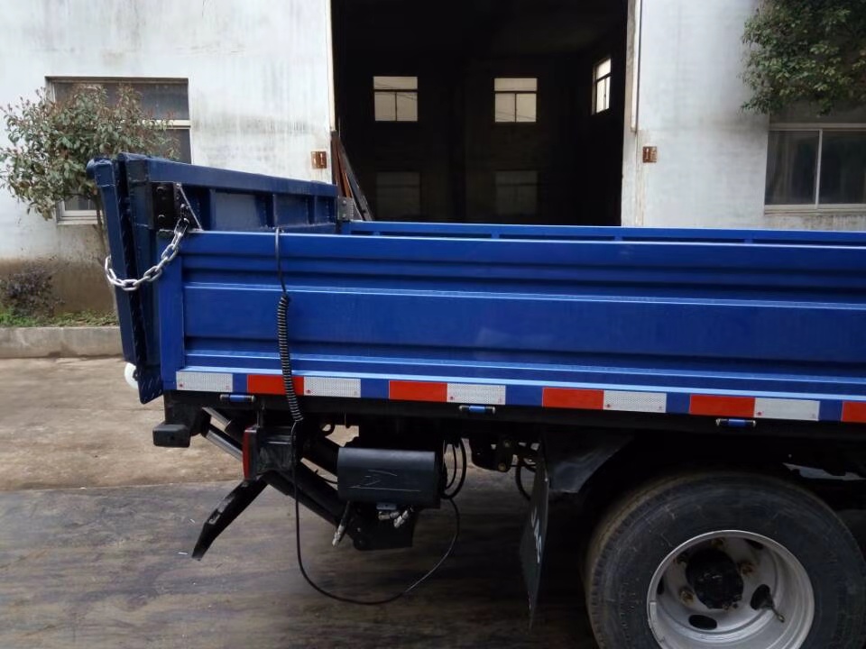 折疊(die)式汽車尾闆