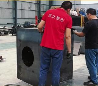 大型(xing)液壓站 國立(lì)液壓，為機械(xiè)企業提供動(dong)