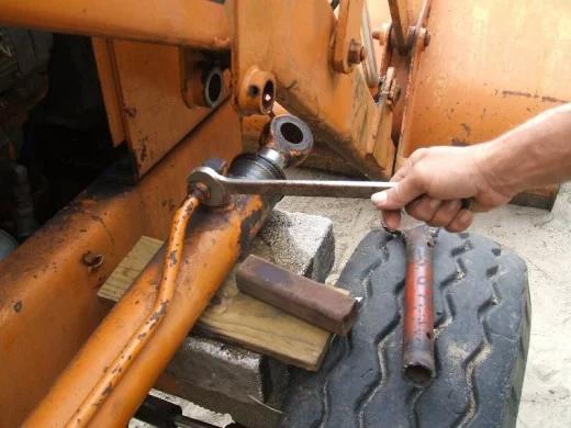 裝載機(ji)活塞杆的拆卸(xie)步驟釋放壓力(li)圖