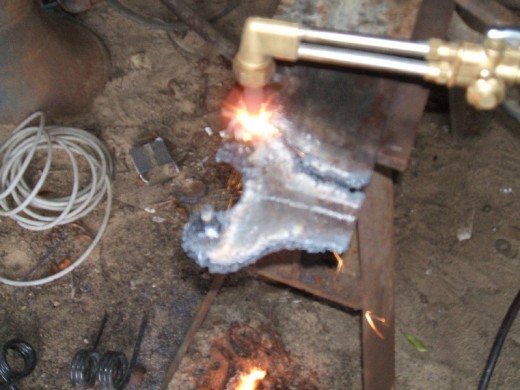 裝載(zai)機活塞杆的拆(chāi)卸步驟制作擰(nǐng)開壓蓋的工具(jù)圖