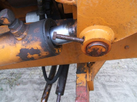 裝載機活塞杆(gan)的拆卸步驟斷(duàn)開兩端連接圖(tú)