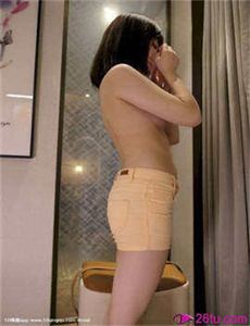 扒开粉嫩尿口露出大胸美女