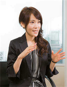 女孩迈开腿让男孩给她打扑克